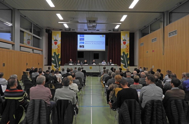 Die Bürger von Eich hörten interessiert den Ausführungen des Gemeinderates zu. (Foto Sandra von Ballmoos)